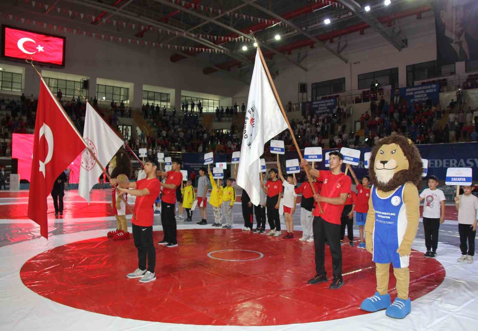 Sivas’ta Minikler Türkiye Güreş Şampiyonası Coşkuyla Başladı