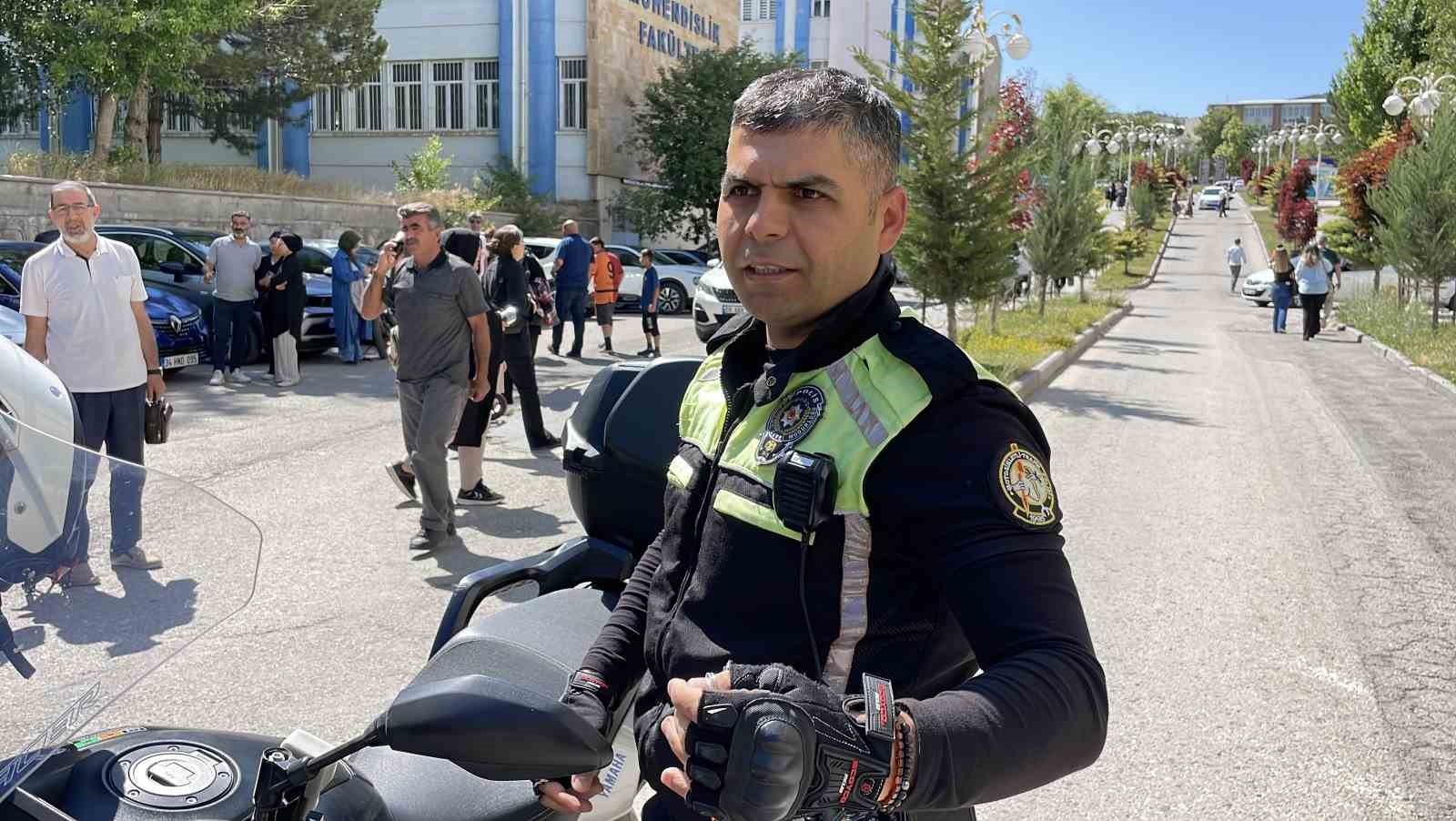 Sivas’ta Motorize Polisler, Kimliğini Unutan Öğrenciyi Sınava Yetiştirdi