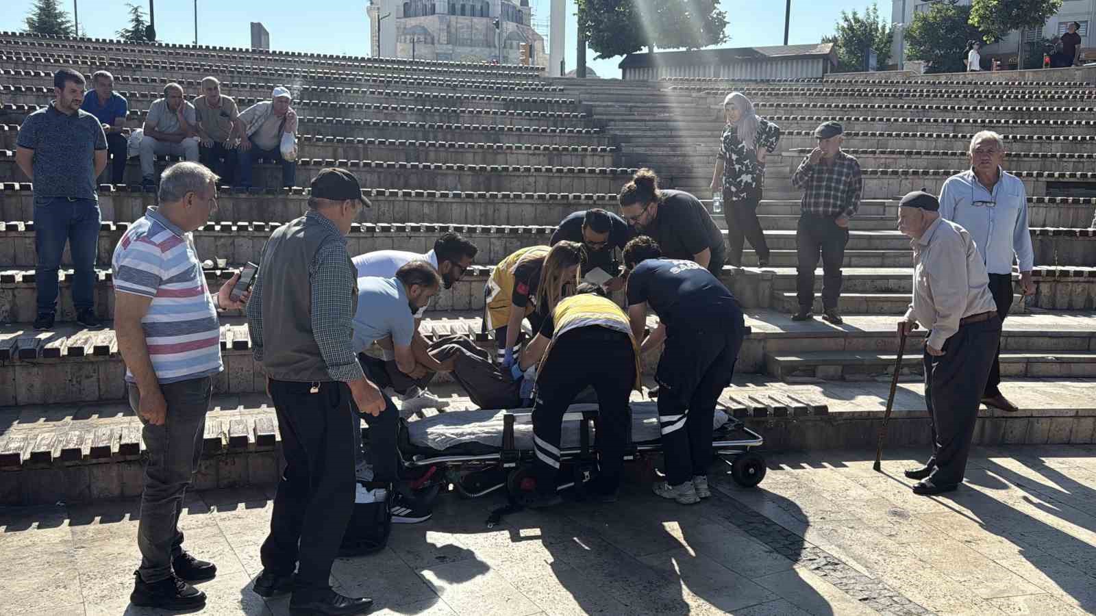 Sivas’ta Parkta Bıçaklı Saldırı: Bir Yaralı, Fail Firarda