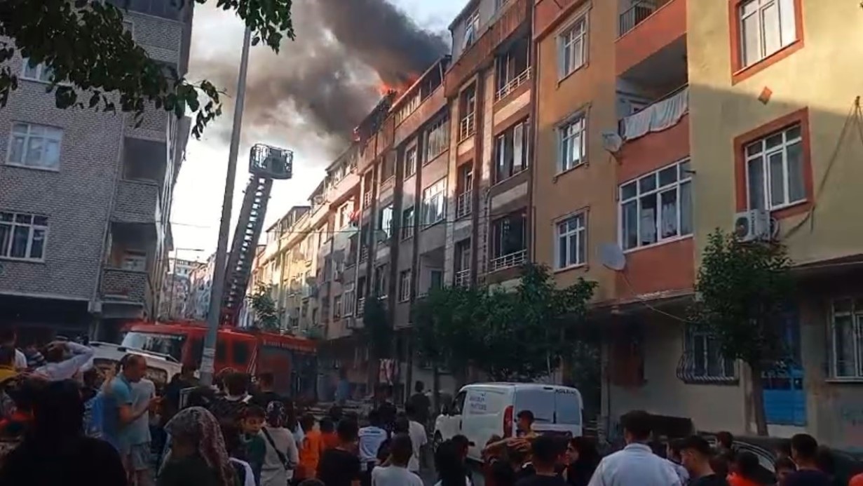 Sultangazi’de Çatı Yangını Büyük Tehlike Yarattı