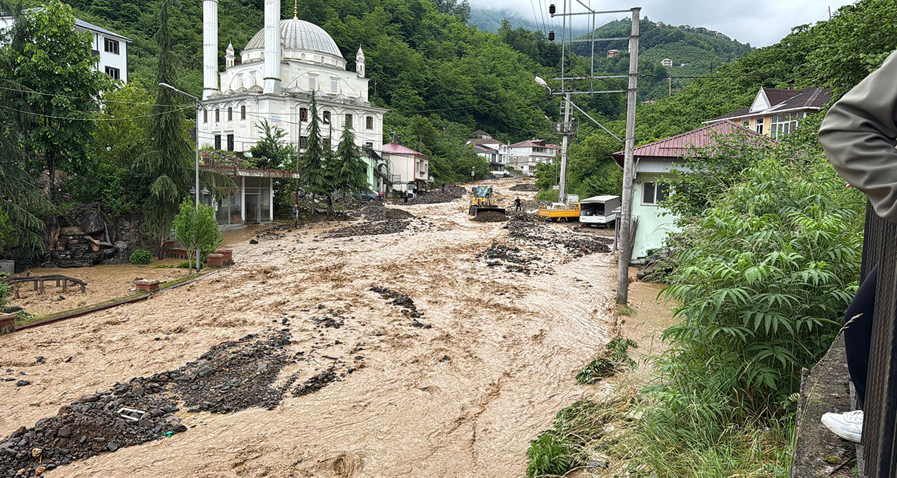 Trabzon Akçaabat’ta Sel Felaketi: Yaşlı Adam Kayboldu