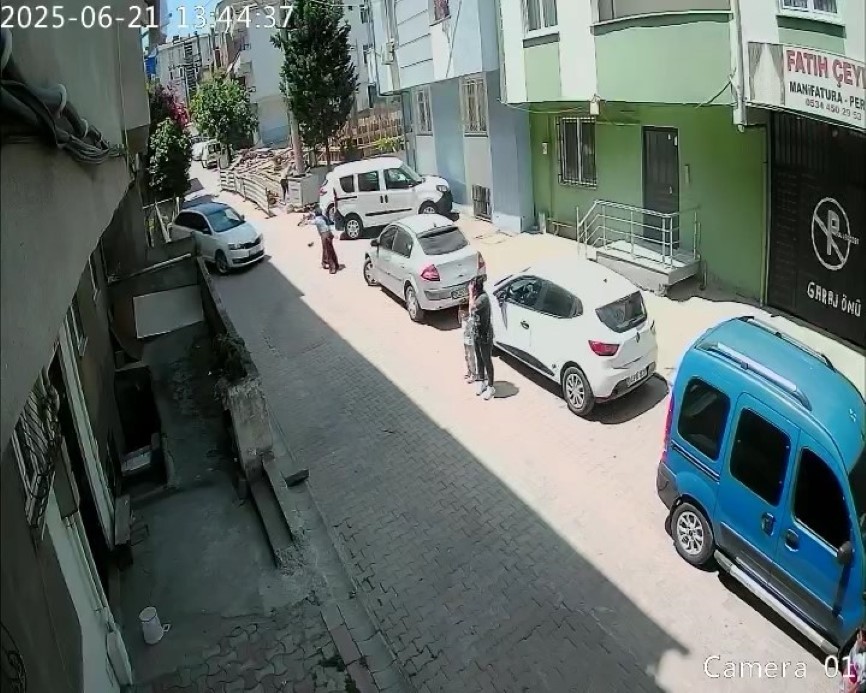 Yardım Talebi Faciaya Dönüşüyordu: Kadın Sürücü Duvarı Yıktı
