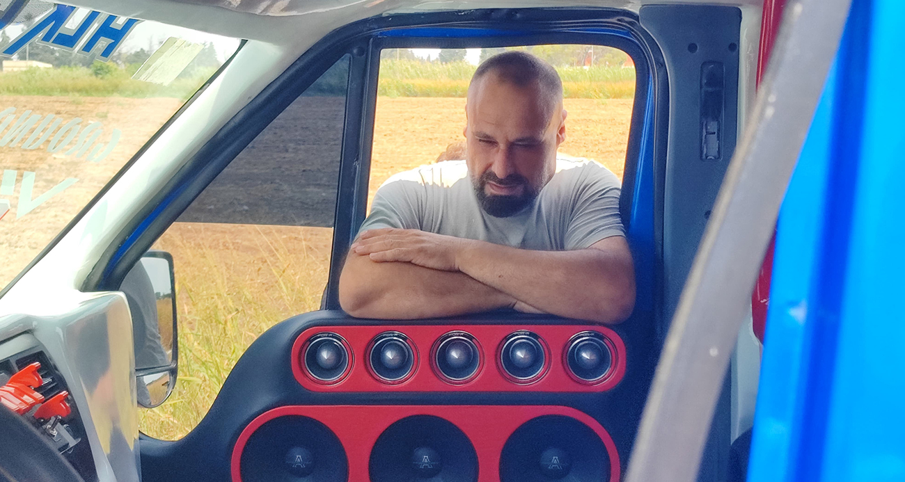 Adana’da Göz Kamaştıran Ses Sistemi: Minibüs Müziğe Doydu!