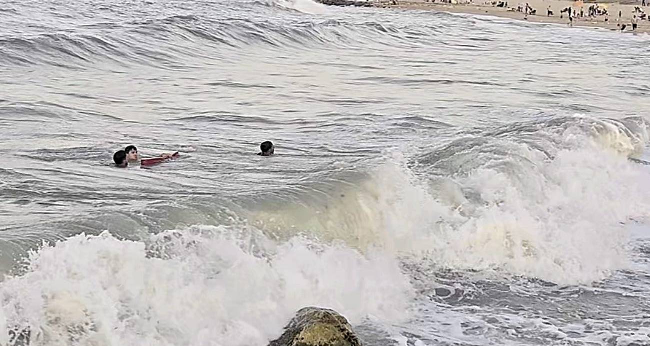 Arnavutköy’de Deniz Yasağına Uymayan Vatandaşlar Boğulma Tehlikesi Atlattı