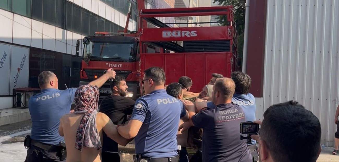 Bursa’da Tekstil Atölyesinde Çıkan Yangın Sırasında Gergin Anlar