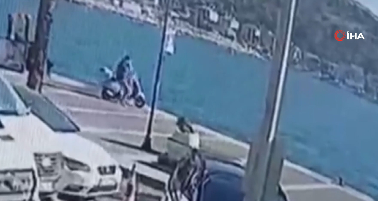 Çeşme’de Sıradışı Olay: Motosiklet Denize Uçarak Şaşırttı