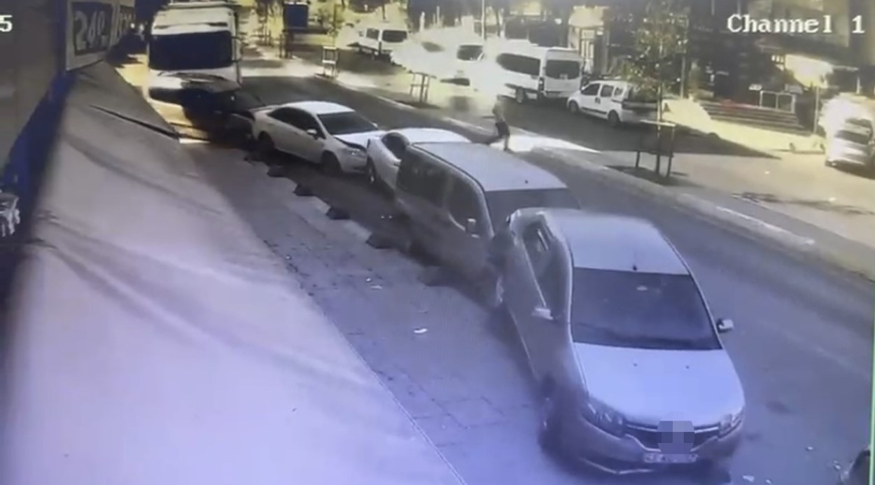 İstanbul Sultanbeyli’de Tırın Neden Olduğu Zincirleme Kaza