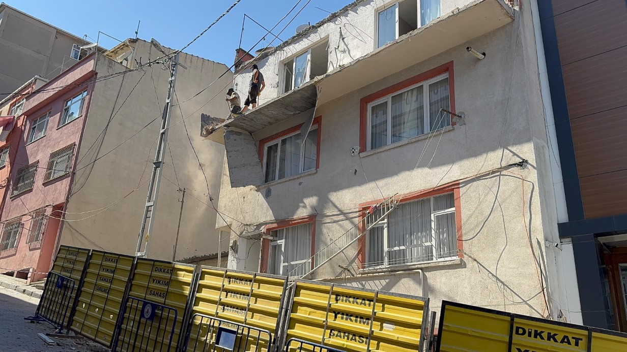 Kağıthane’de Balkon Çökmesi Sonucu Bina Mühürlendi