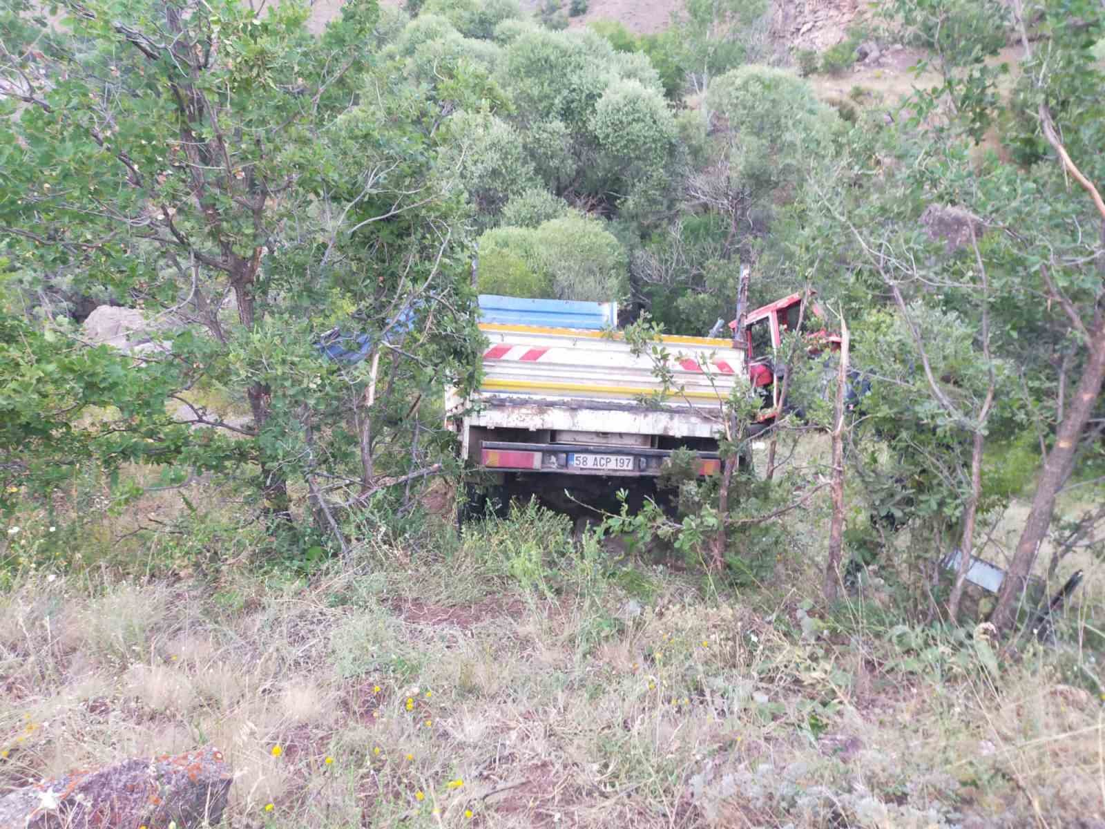 Suşehri’nde Kamyonet Şarampole Devrildi: 3 Yaralı