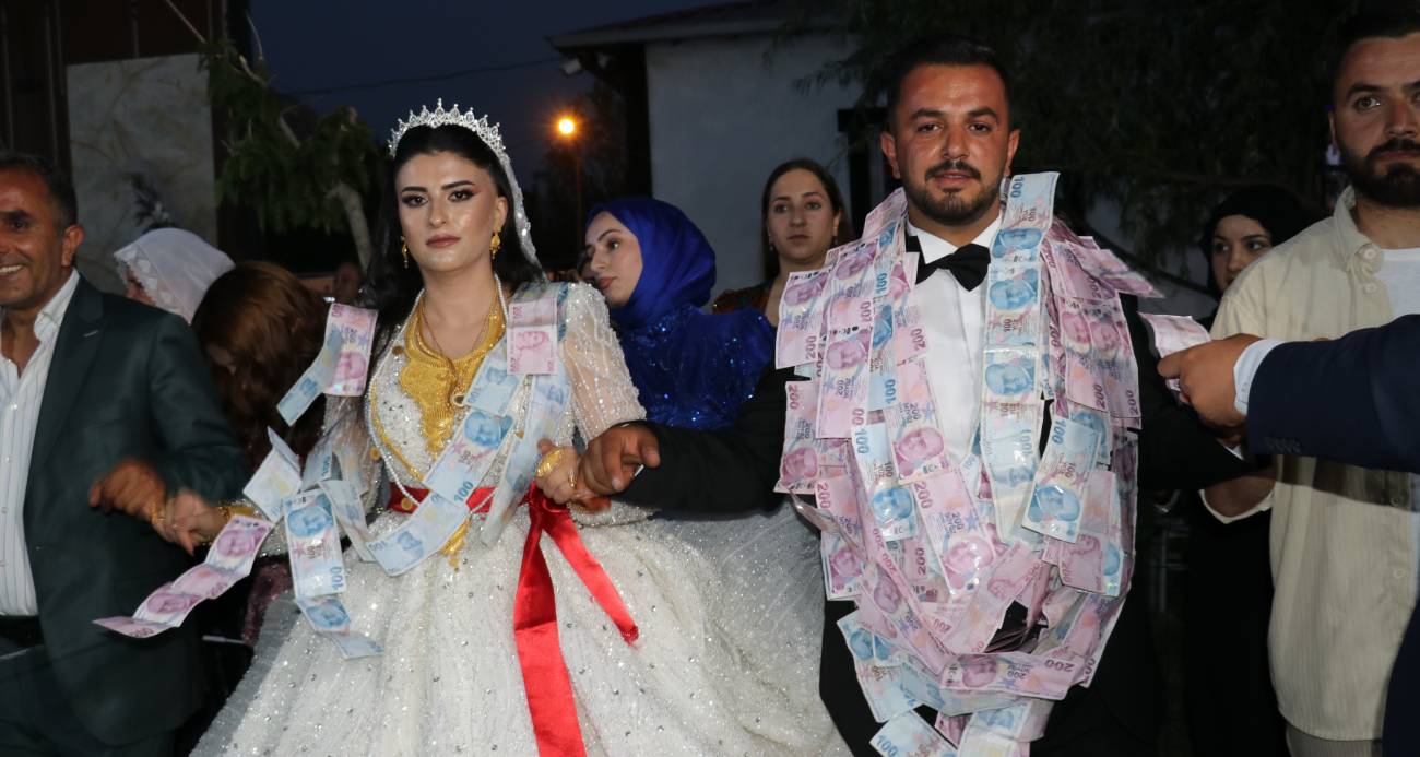 Van’daki Aşiret Düğününde Tarihi Takı Töreni: Geline 2 Kilo Altın, Damada 6.5 Milyon TL