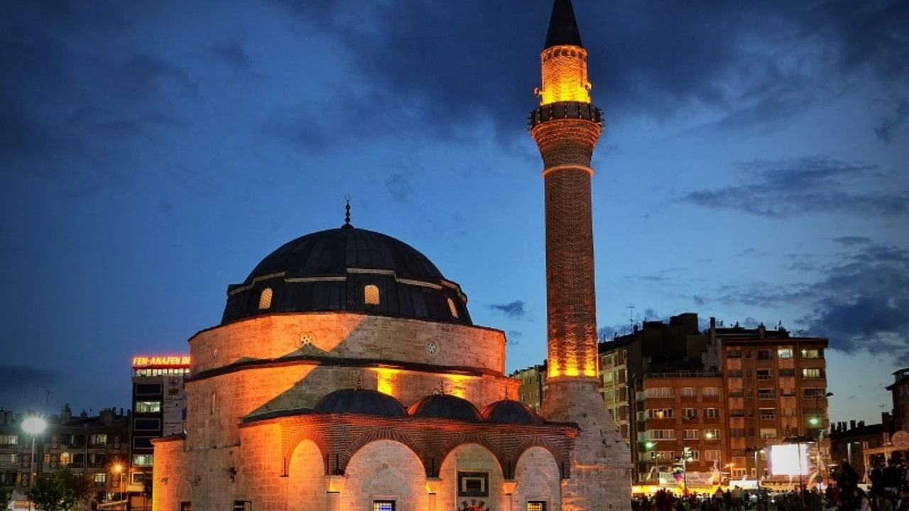 Sivas Ezan Vakitleri ve Namaz Vakti İçin Doğru Adres: Ezanvakit.com