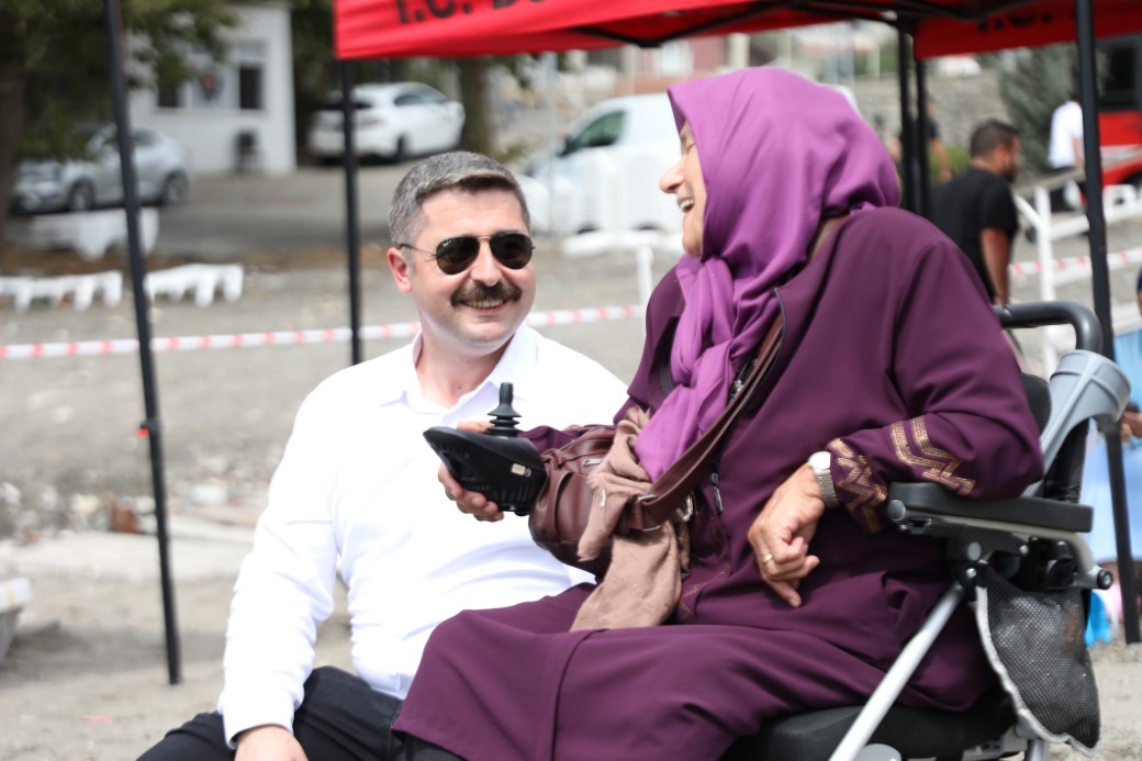 76 Yaşındaki Engelli Kadın Hayatında İlk Kez Denizi Gördü