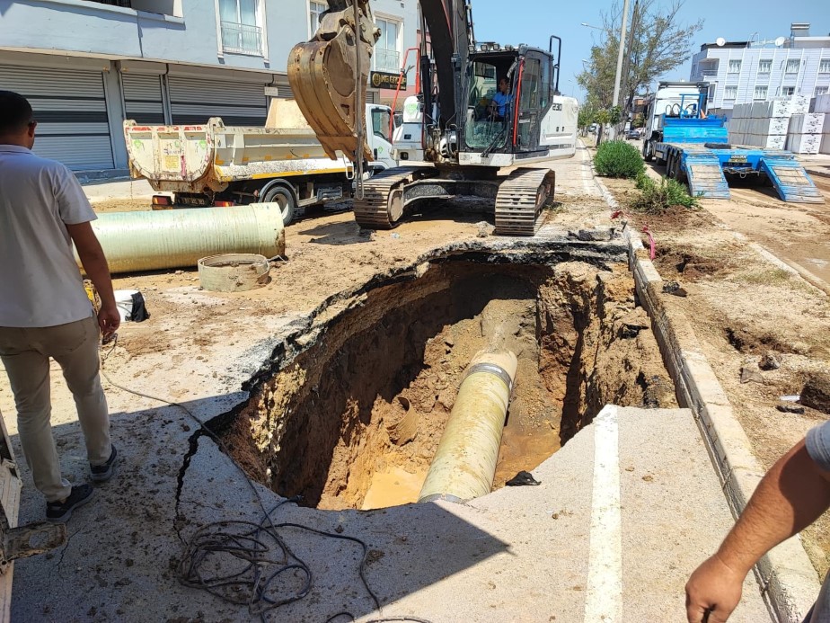 Adana Yüreğir’de Su Borusu Faciası: Mahalle Sular Altında