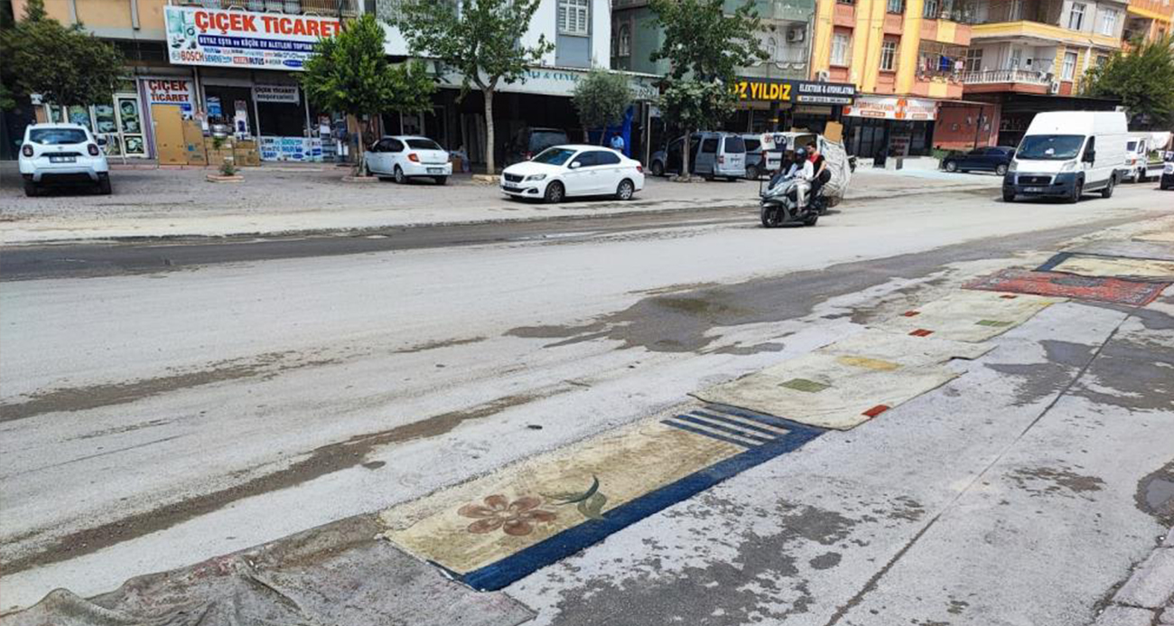 Adana’da Belediyenin Asfaltlamadığı Yola Esnaf Halıyla Çözüm Buldu
