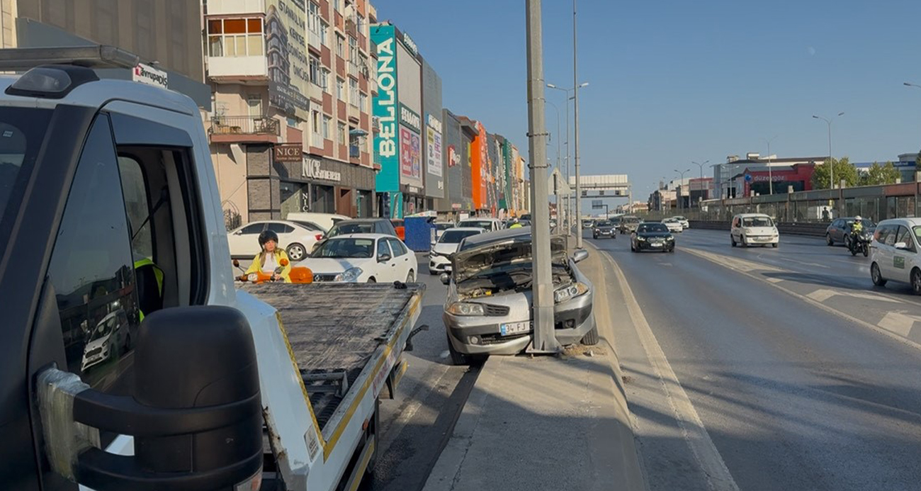 Avcılar’da Trafik Kazası: Elektrik Direğine Çarpan Araç Yoğunluğa Neden Oldu