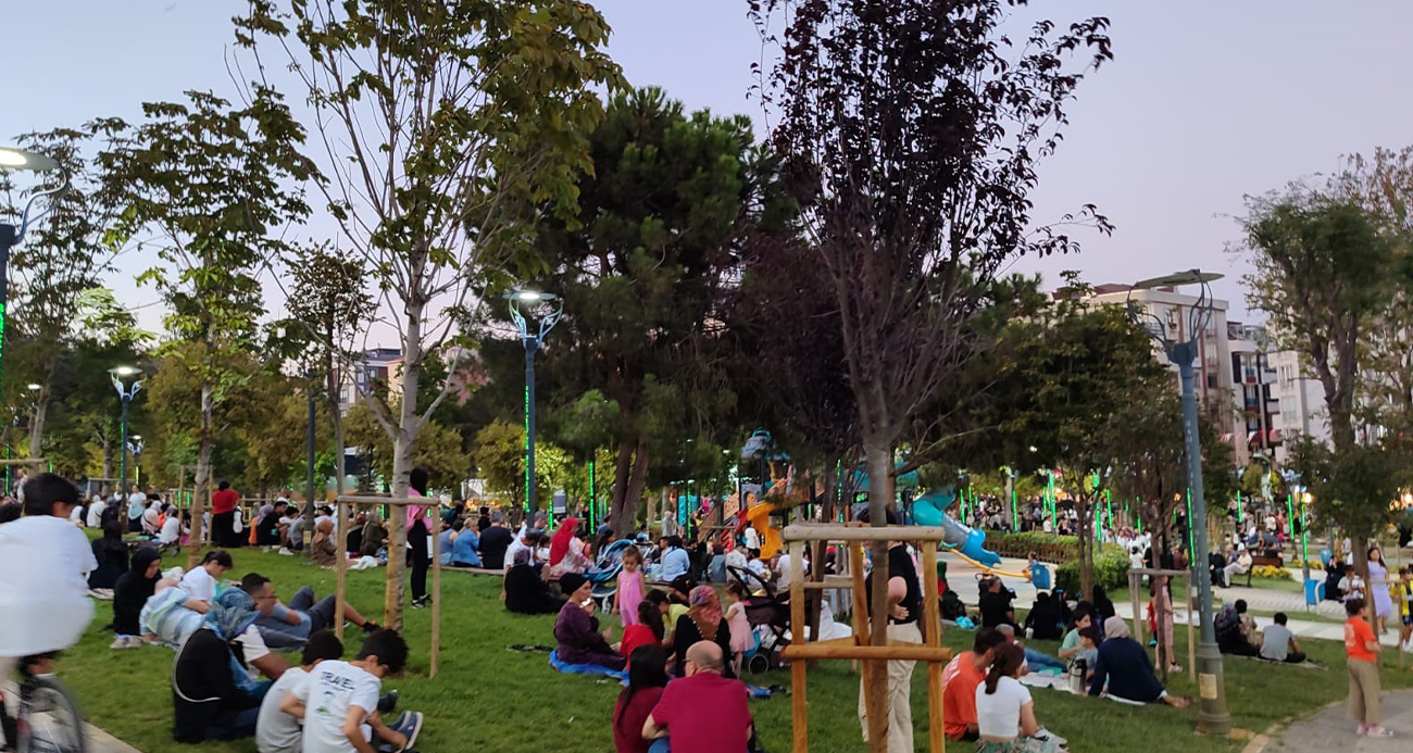 Balıkesir’deki Deprem İstanbul’u da Salladı: Vatandaşlar Geceyi Parklarda Geçirdi