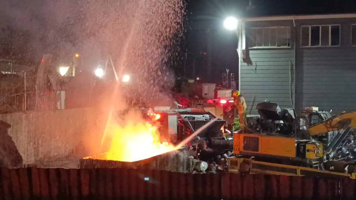 Bursa İnegöl’de Geri Dönüşüm Tesisinde Büyük Yangın: Bir İtfaiye Personeli Ağır Yaralı