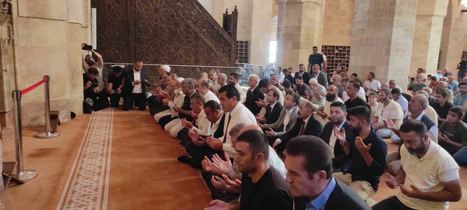 CHP Lideri Özgür Özel, Divriği’de Cuma Namazı İçin Bulundu