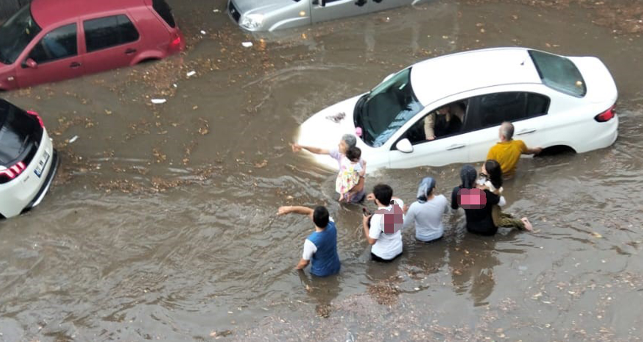 Denizli’de Sağanak Yağış Alt Geçitleri Göle Çevirdi