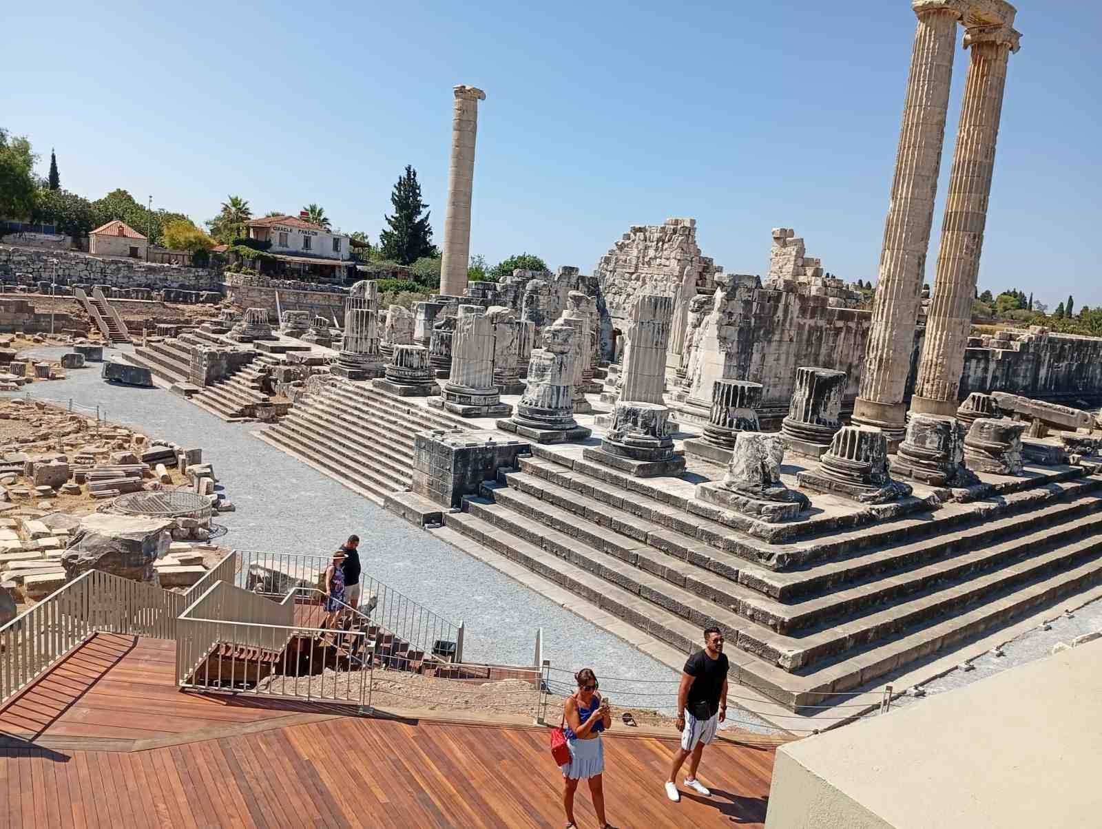 Dünyanın İlk Kehanet Merkezi: 2 bin 600 Yıllık Apollon Tapınağı Ziyarete Açıldı