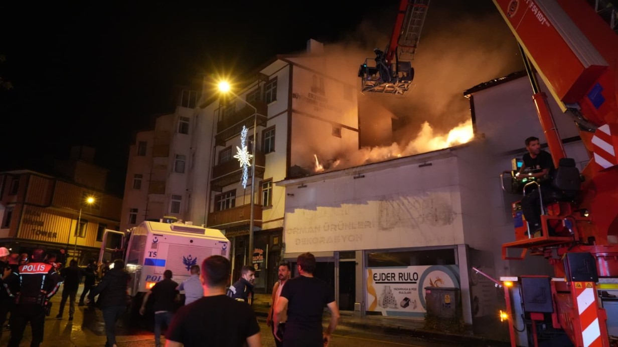 Erzurum Yakutiye’de Büyük Yangın: Çok Sayıda İş Yeri Zarar Gördü