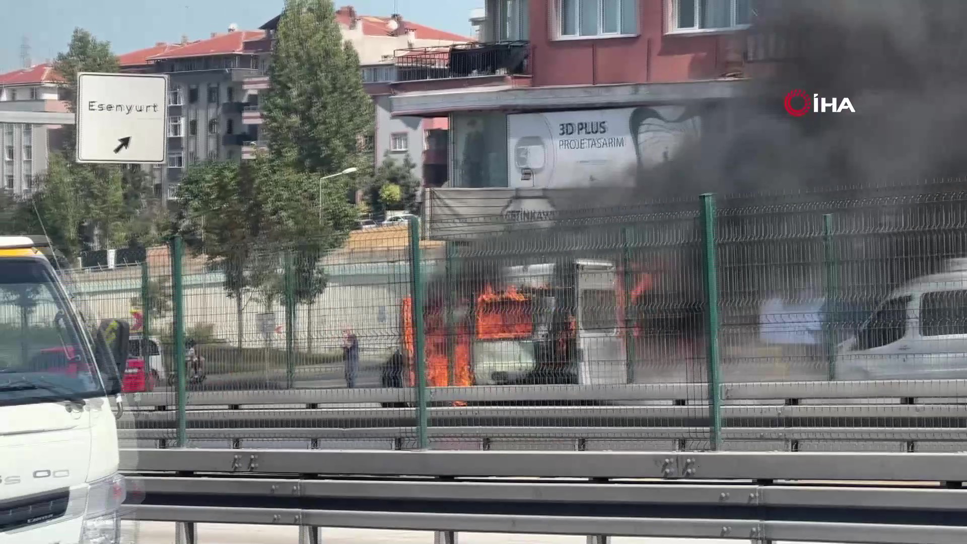 Esenyurt E-5 Karayolunda Kontrolden Çıkan Yanan Kamyonet Büyük Panik Yarattı