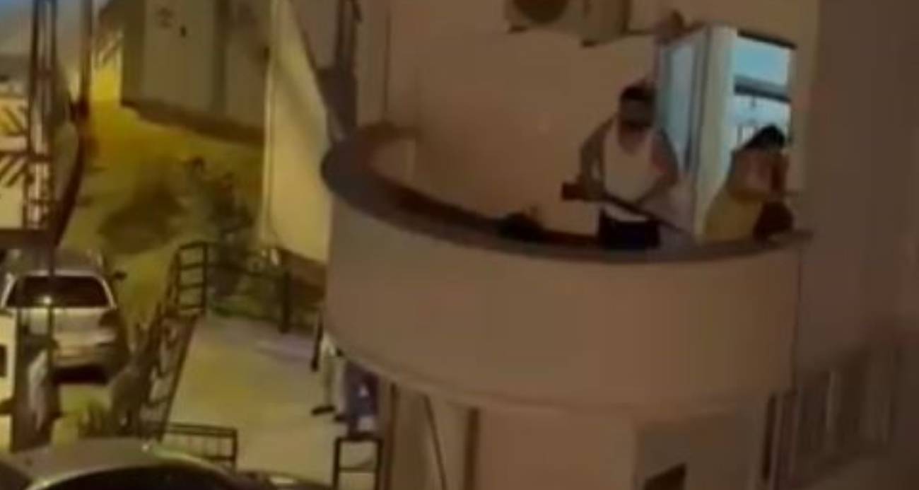 Esenyurt’ta Balkon Krizi: İç Çamaşırıyla Çıktığı Balkonda Komşularını Tehdit Etti