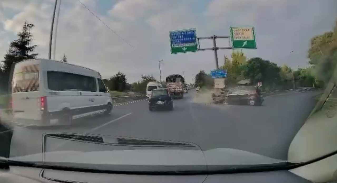 Gebze’de Tehlikeli Anlar: Otomobil Demir Bariyerlere Çarptı