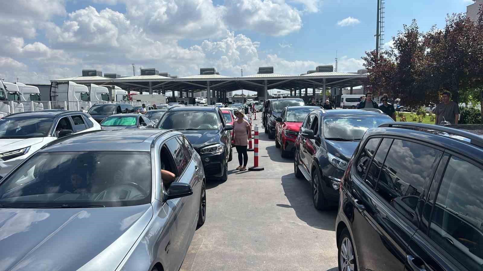 Gurbetçilerin Gözünden Veda Zamanı: Kapıkule’de Duygusal Anlar