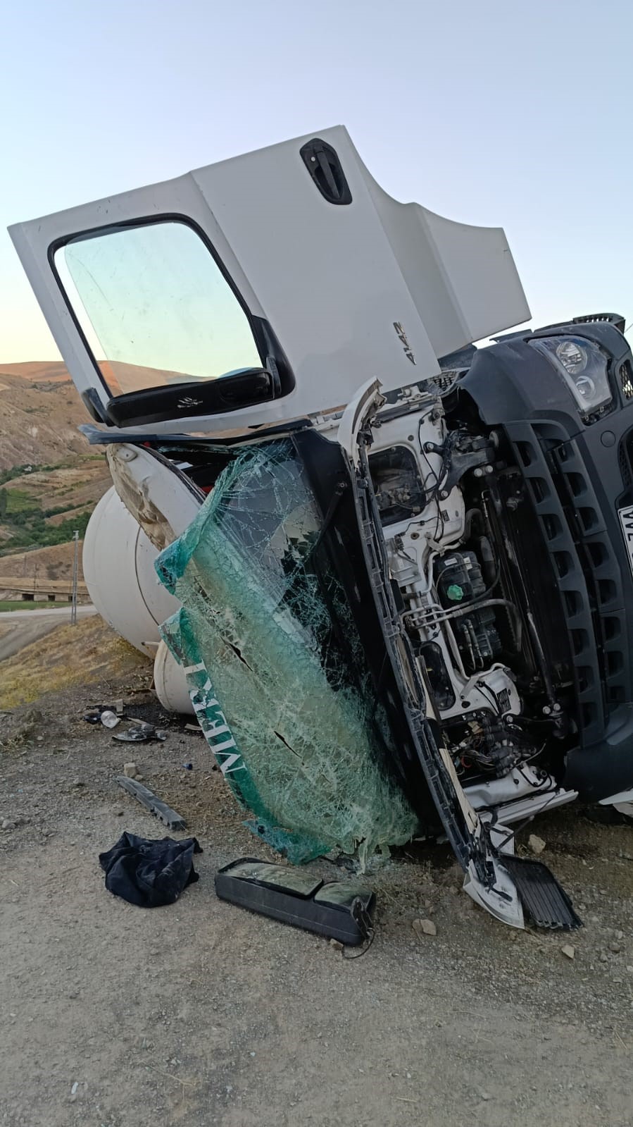 Gürün’de Beton Mikseri Devrildi: Sürücü Ağır Yaralı
