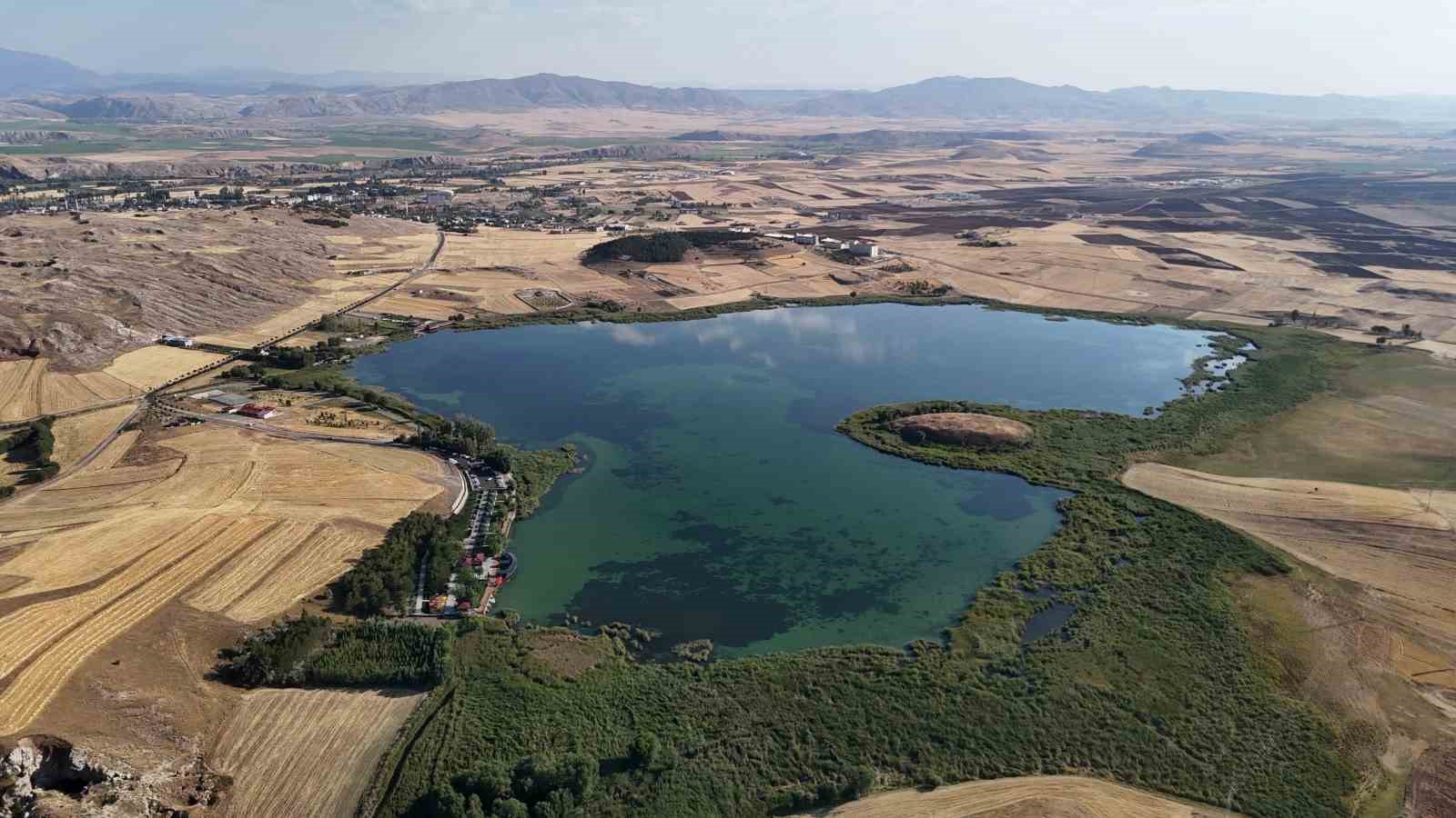 Hafik Gölü Yenilenen Yüzüyle Ziyaretçi Akınına Uğruyor