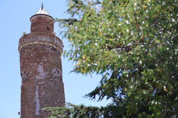 Harput Ulu Camii’nin Eğri Minaresi Göz Kamaştırıyor