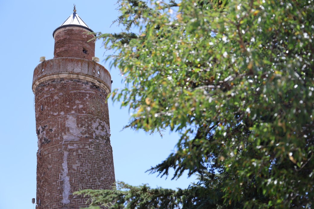 Harput Ulu Camii’nin Eğri Minaresi Göz Kamaştırıyor