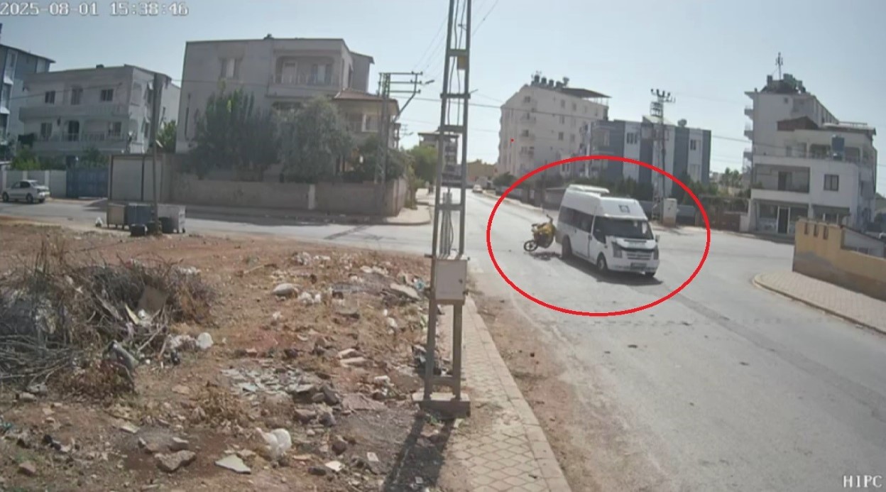 Hatay’da Motosiklet ve Minibüs Korkunç Şekilde Çarpıştı