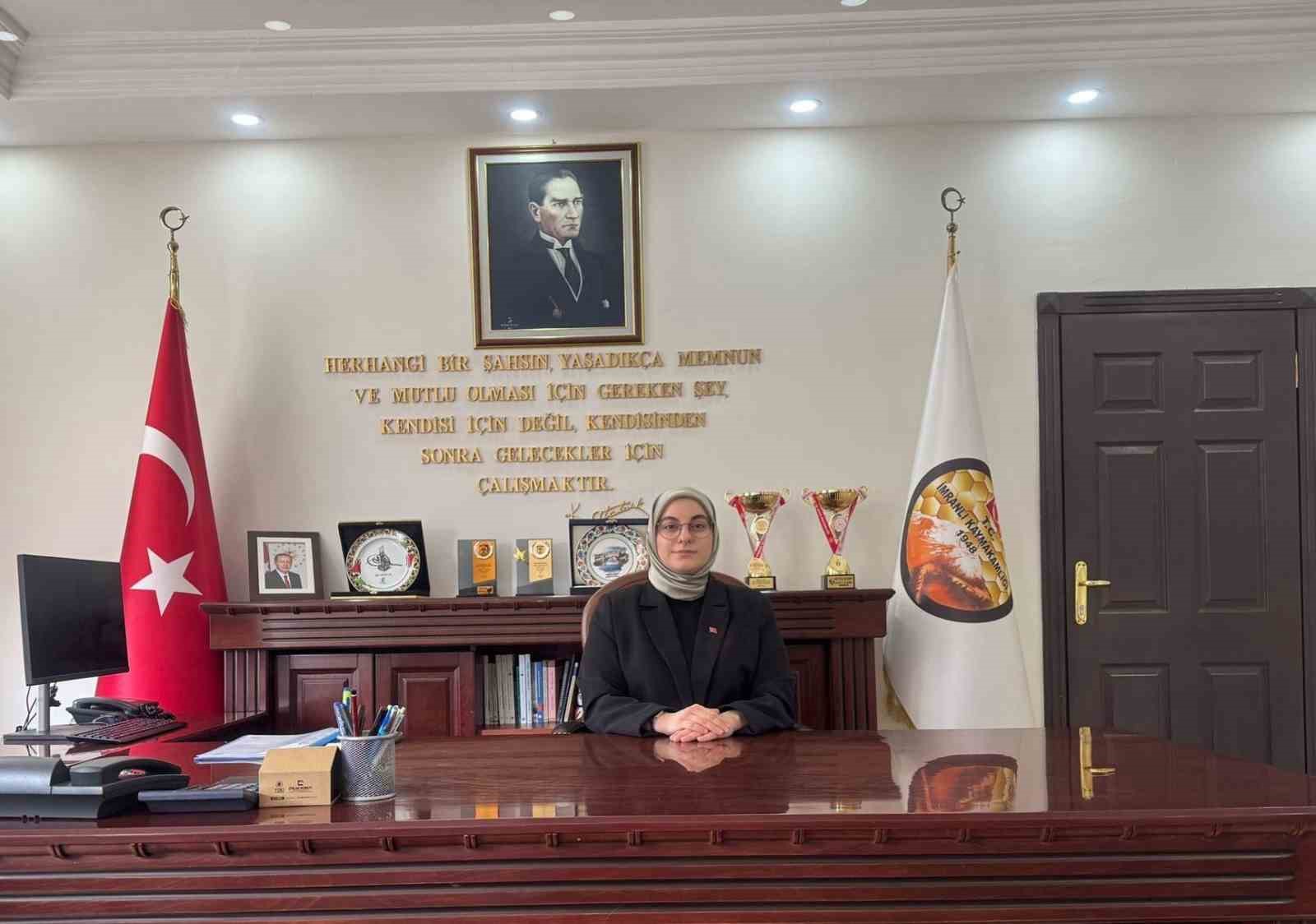 İmranlı’nın İlk Kadın Kaymakamı Fatma Bayalan Görevine Başladı