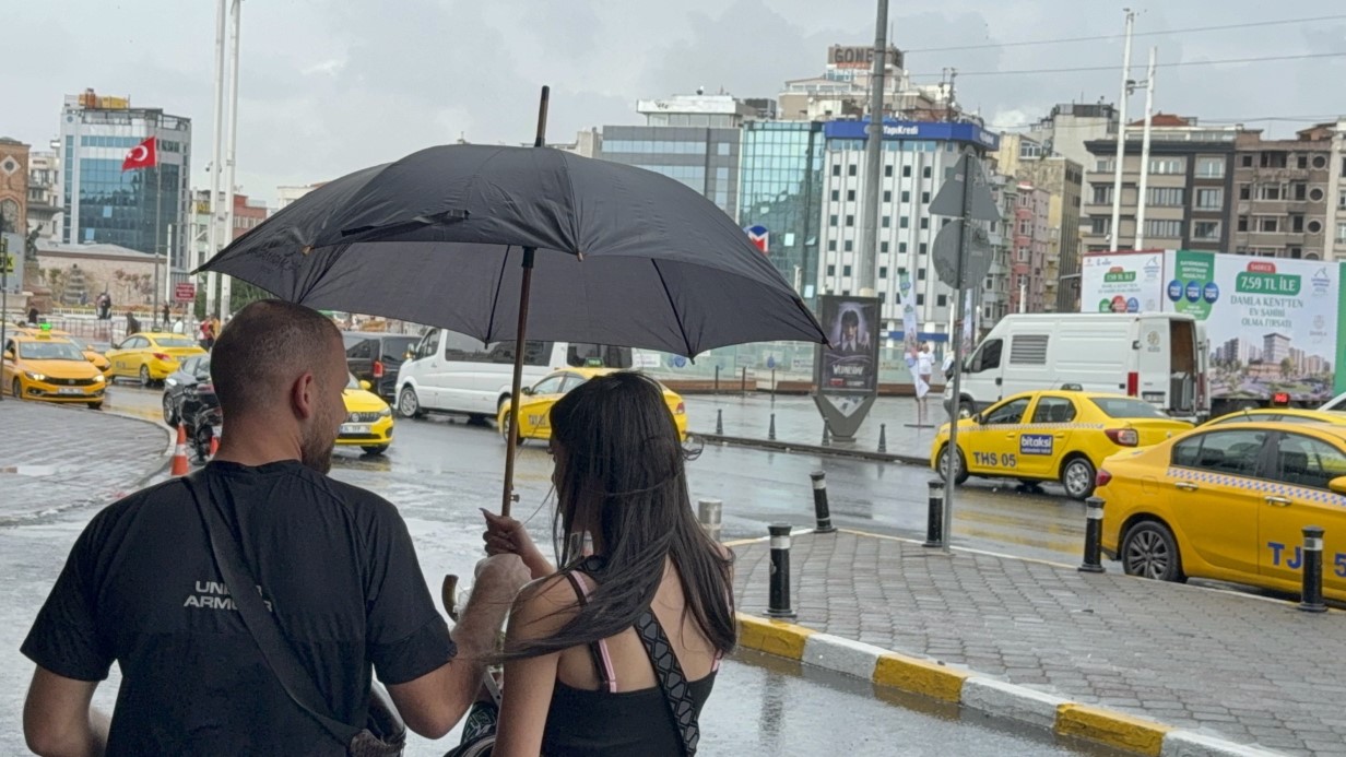İstanbul’da Ani Yağış: Vatandaşlar Taksim Meydanı’nda Şemsiyelerle Korundu