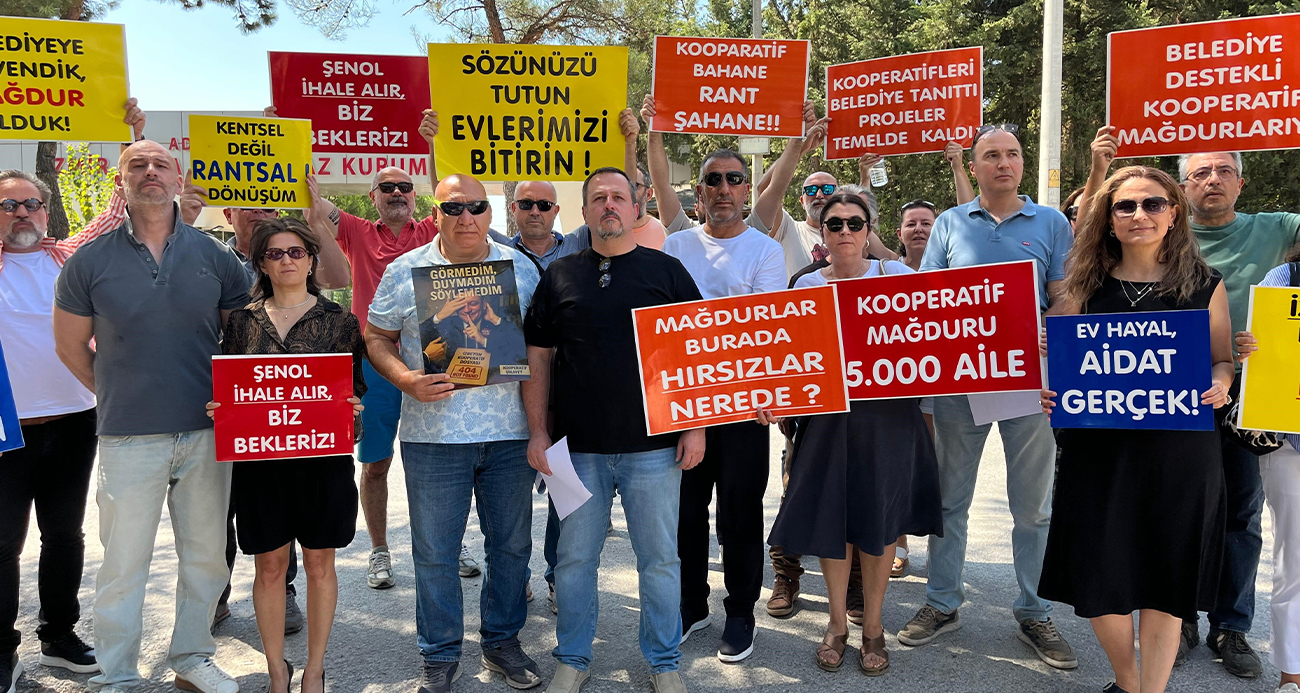 İzmir’de Kooperatif Mağdurları Kırmızı Halı ile Adalet Talebinde Bulundu