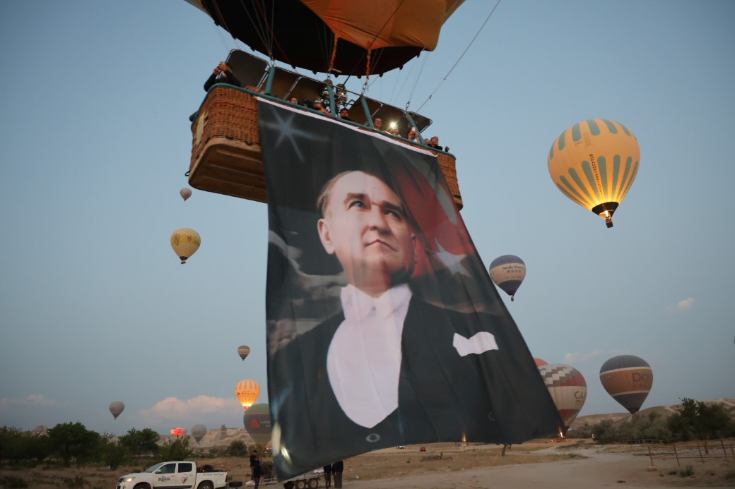 Kapadokya’da 30 Ağustos Coşkusu: Sıcak Hava Balonları Türk Bayraklarıyla Gökyüzünde