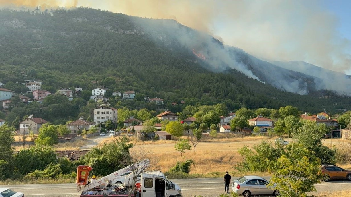 Karabük’te Orman Yangınına Karşı Mücadele: Yeşilköy Köyü Boşaltıldı