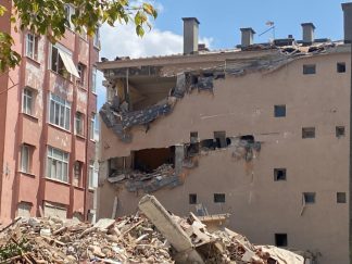 Küçükçekmece’de yıkımı yapılan binanın bir kısmı bir anda çöktü