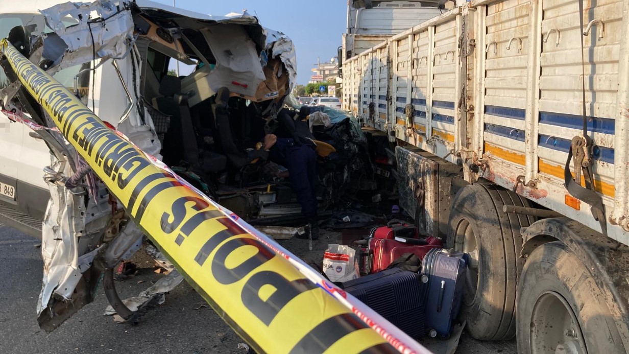 Mersin’de Minibüs Kazası: 1 Çocuk Dahil 2 Ölü, 10 Yaralı