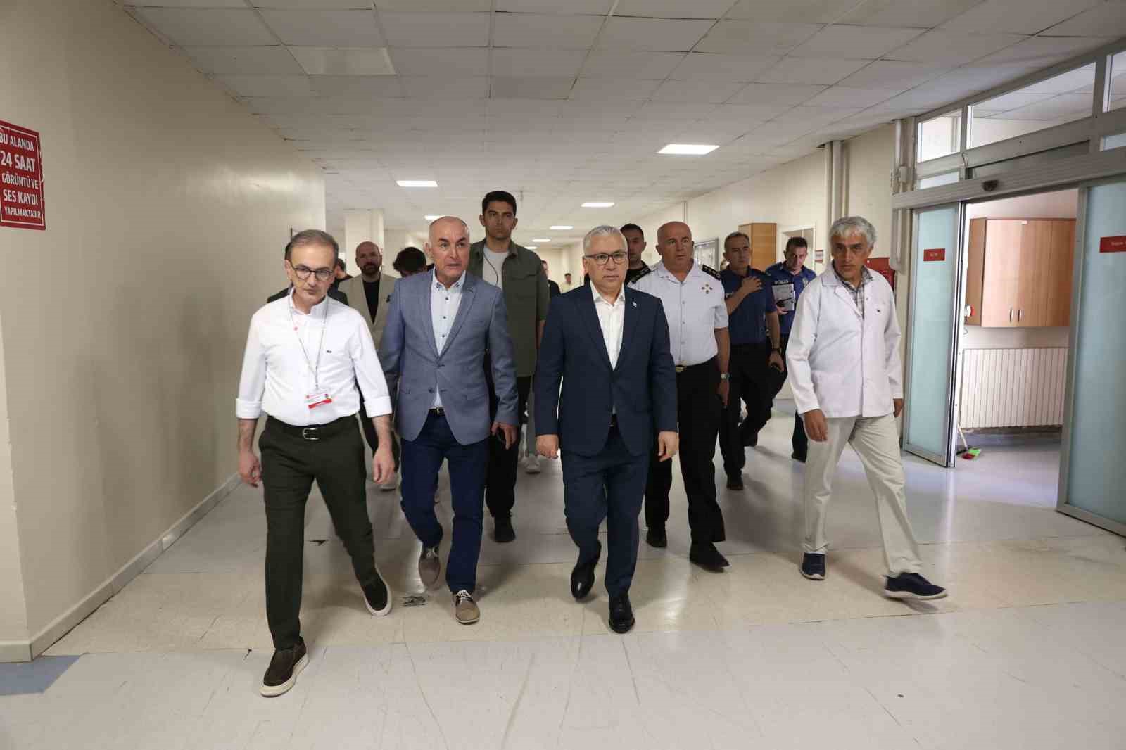 Sivas Valisi Şimşek, Trafik Kazasında Yaralananları Ziyaret Etti