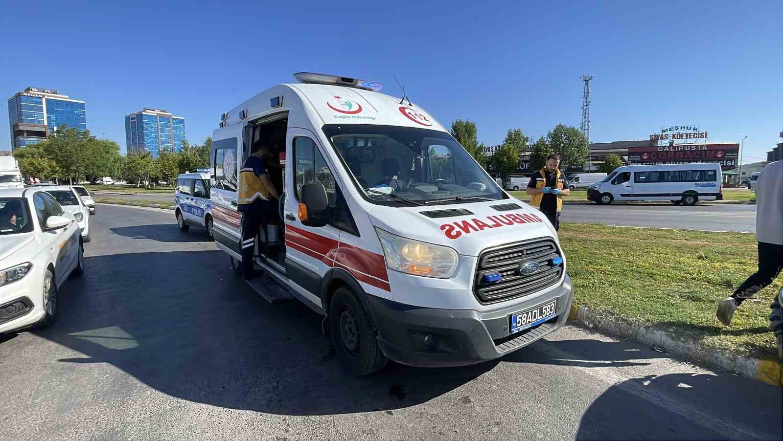 Sivas’ta Kavşakta İki Otomobil Çarpıştı: 3 Yaralı