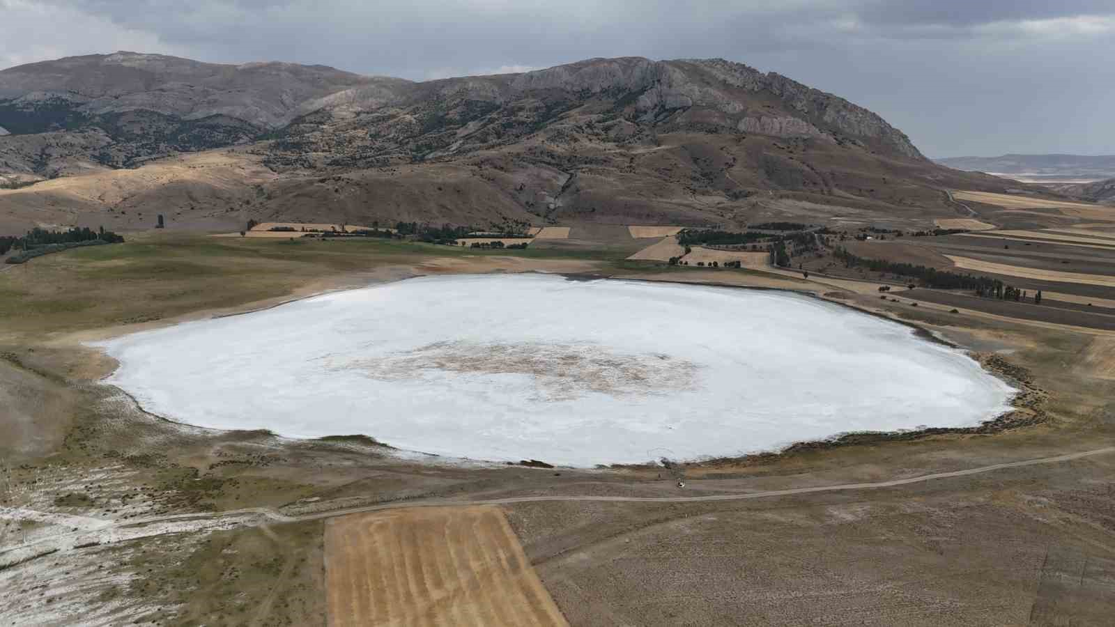Sivas’ta Kellah Gölü Tamamen Kurudu: Geriye Sadece Tuz Tabakası Kaldı