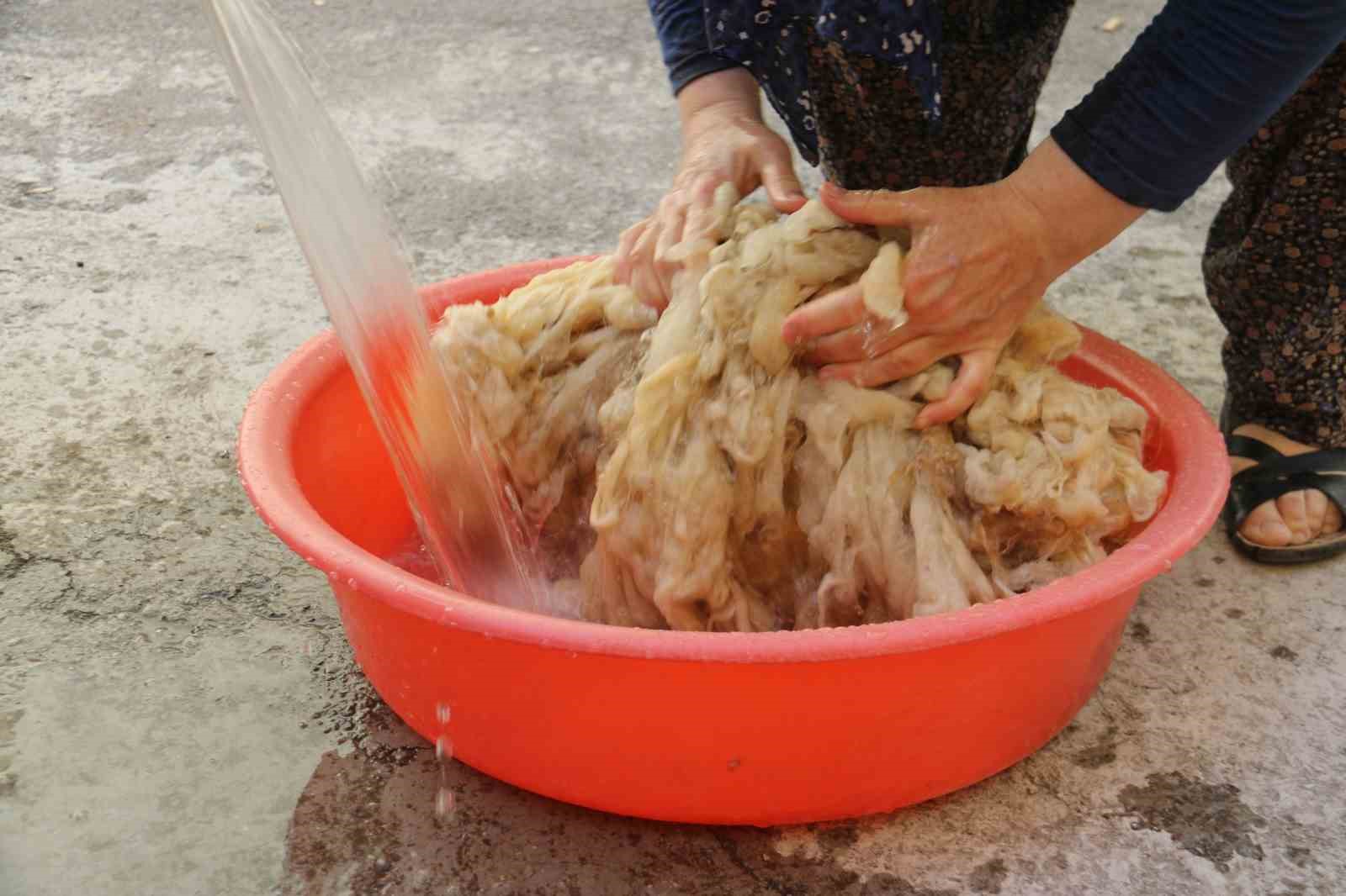 Sivas’ta Kış Hazırlıkları: Geleneksel Yün Yorgan ve Yastıkların Yıkanma Zamanı