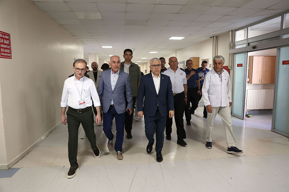 Sivas’ta Meydana Gelen İki Büyük Trafik Kazası Sonrası Vali Şimşek Yaralıları Ziyaret Etti