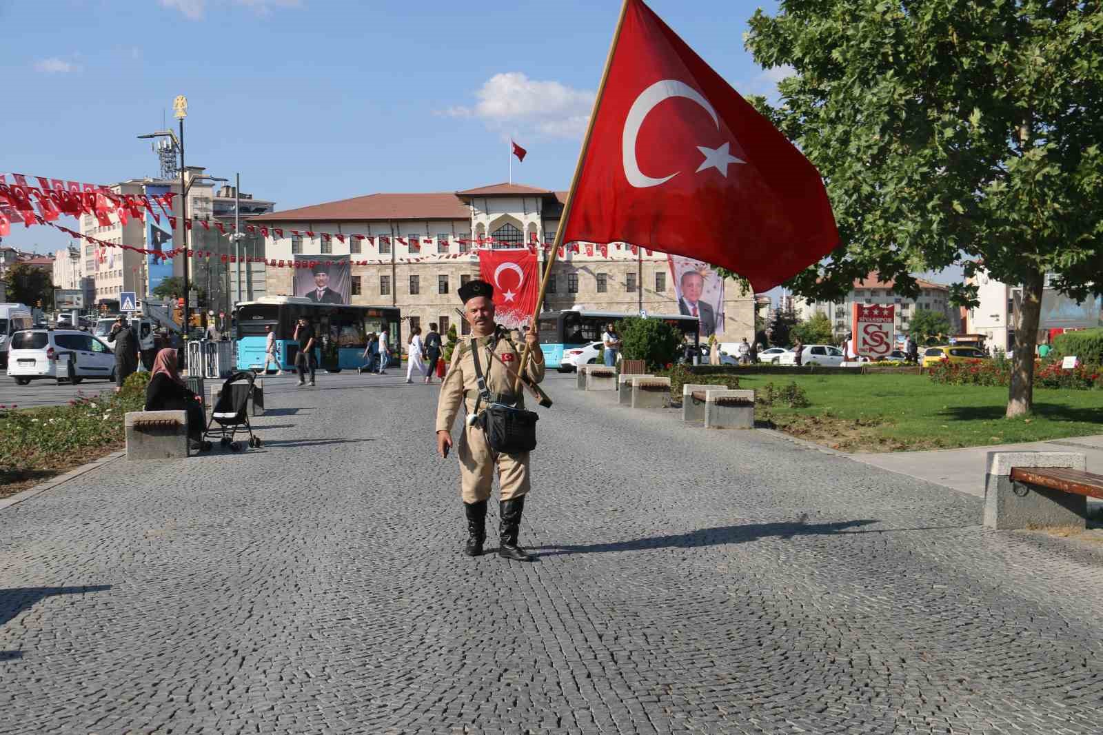 Sivas’ta Tarih Canlanıyor: Nurettin Taşkın’ın Kostümlü Yürüyüşleri Büyülüyor