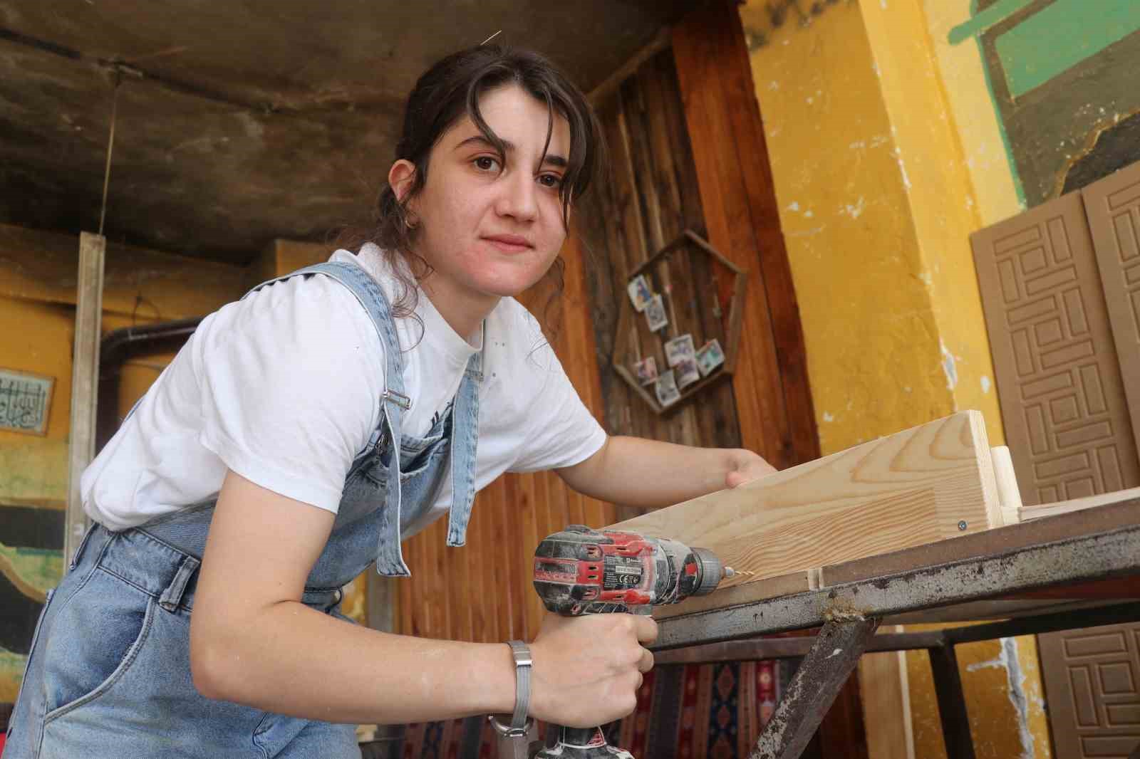 Sivas’tan Dünyaya Açılan Kapılar: Zeynep Akgül’ün Marangozluk Başarısı