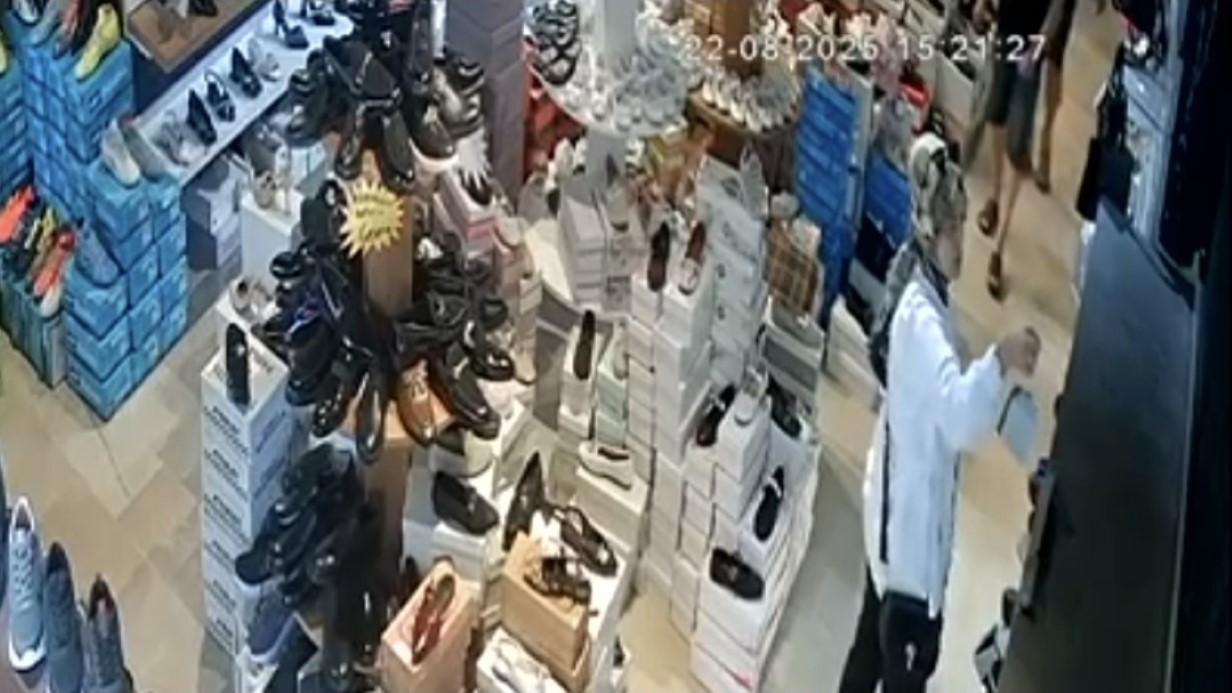Sultangazi’de Mağazadan Çanta Çalan Hırsız Kameralara Yakalandı