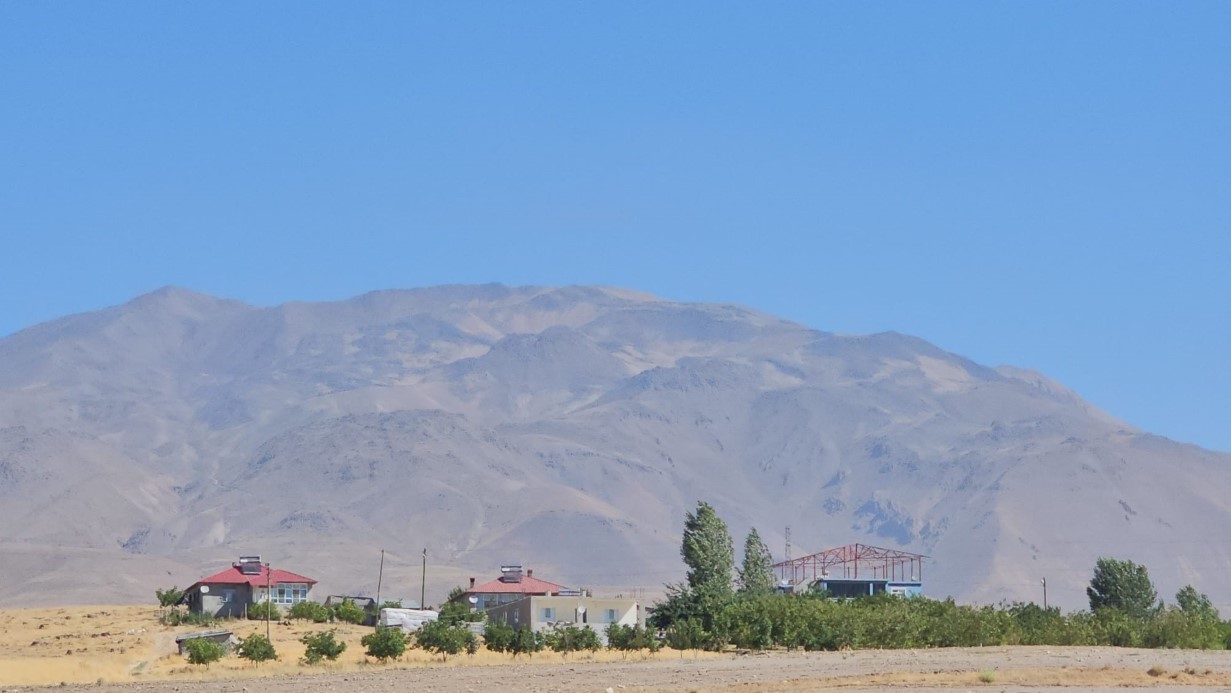 Süphan Dağı’nın Beyaz Örtüsü Erken Kayboldu